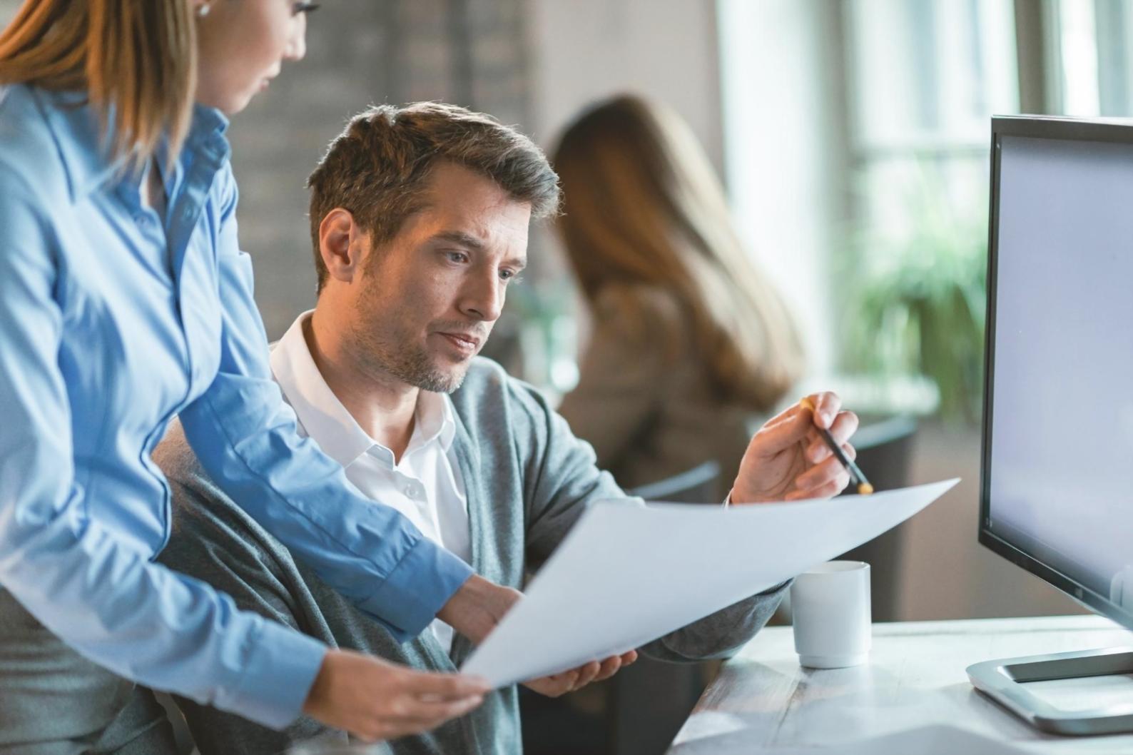 Teilnehmer beim Arbeiten an Finanzmodellen